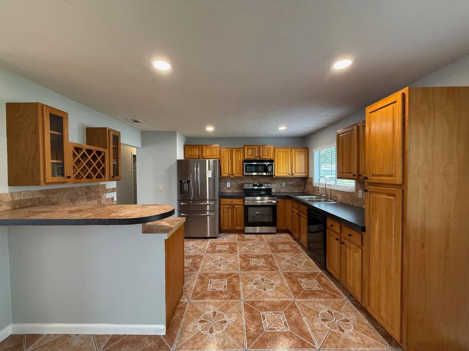 Active With Contract: $2,000 (3 beds, 2 baths, 1362 Square Feet)