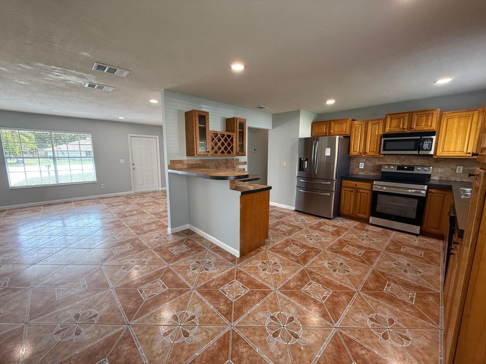 Active With Contract: $2,000 (3 beds, 2 baths, 1362 Square Feet)