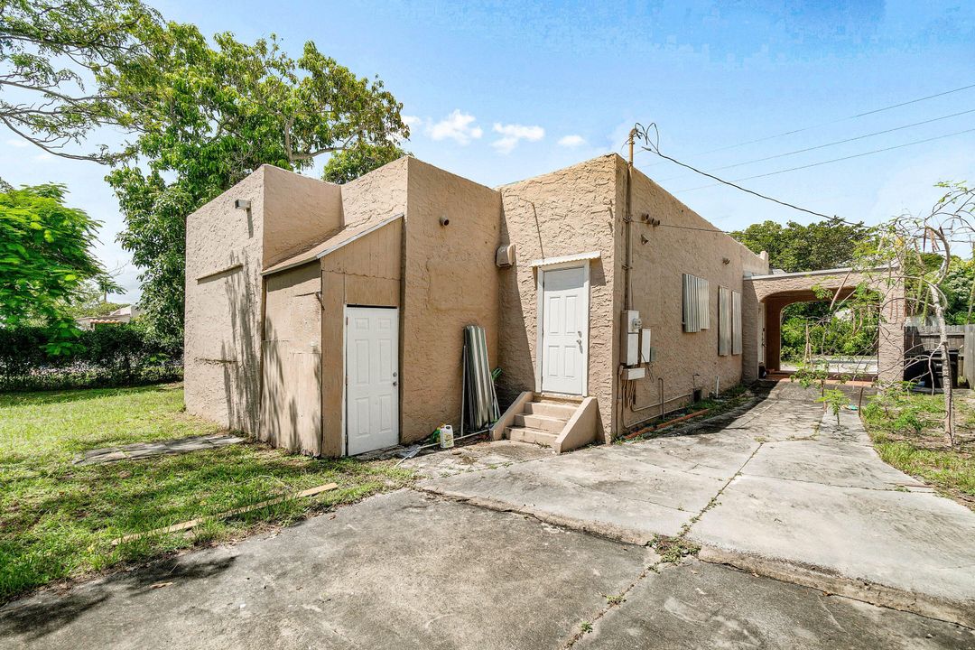 Active With Contract: $350,000 (4 beds, 2 baths, 1330 Square Feet)