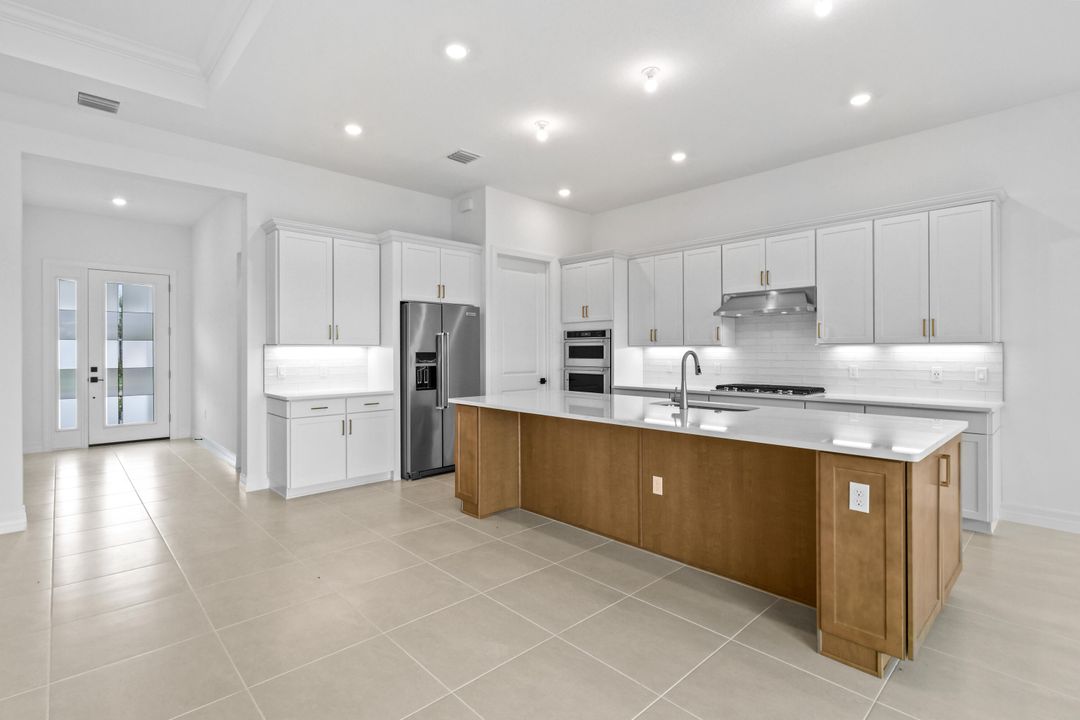 Под контрактом: $959,040 (3 спален, 3 ванн, 2483 Квадратных фут)