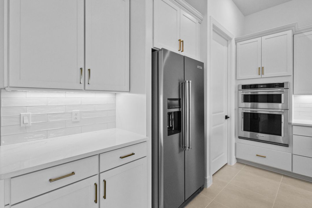 Под контрактом: $959,040 (3 спален, 3 ванн, 2483 Квадратных фут)