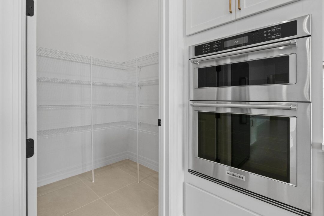 Под контрактом: $959,040 (3 спален, 3 ванн, 2483 Квадратных фут)