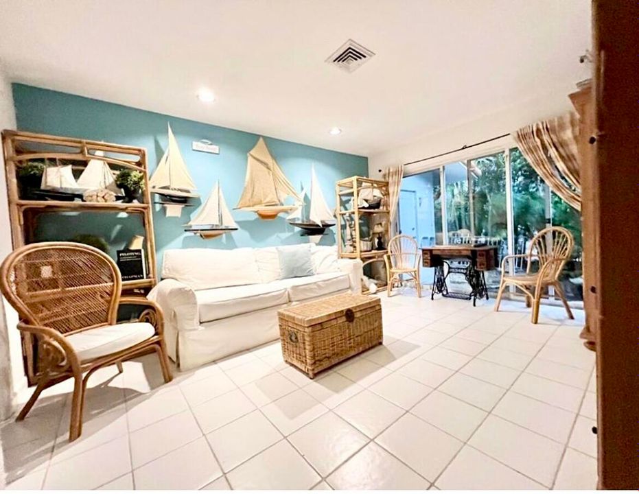 出租: $15,000 (3 贝兹, 2 浴室, 1936 平方英尺)