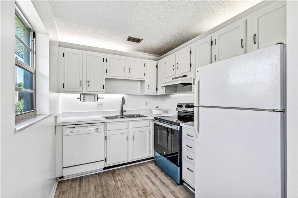 For Sale: $113,000 (1 beds, 1 baths, 750 Square Feet)