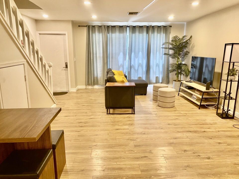 Под контрактом: $4,000 (2 спален, 2 ванн, 1432 Квадратных фут)