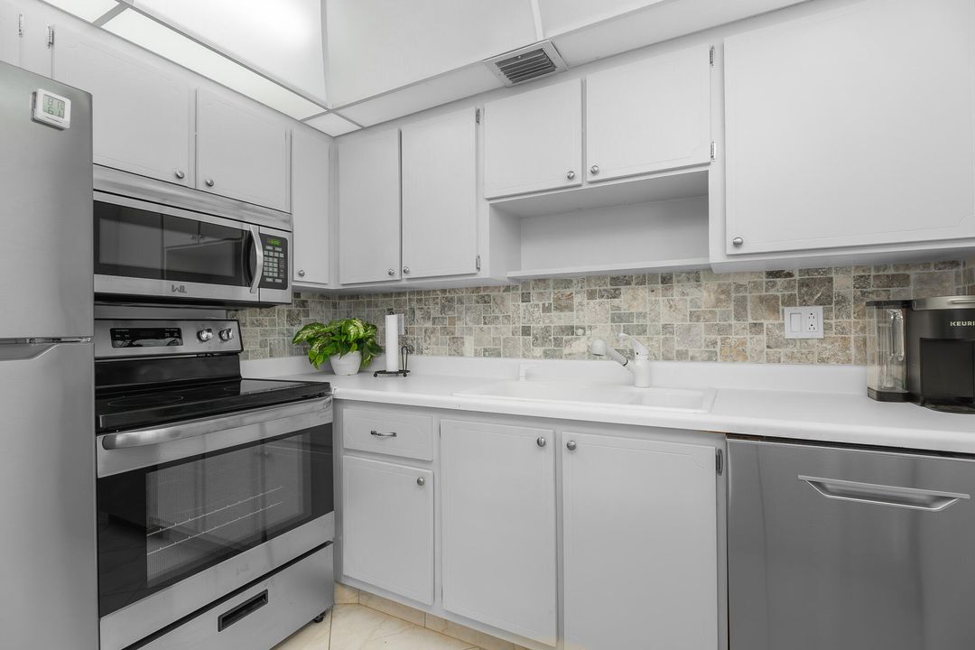 For Sale: $169,000 (2 beds, 2 baths, 992 Square Feet)