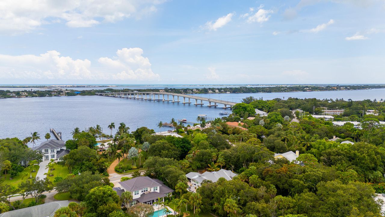 For Sale: $169,000 (2 beds, 2 baths, 992 Square Feet)