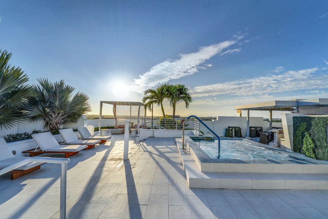 合同活跃: $8,500 (2 贝兹, 2 浴室, 1404 平方英尺)