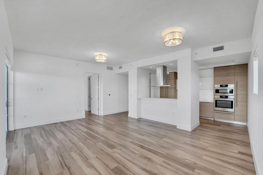 合同活跃: $8,500 (2 贝兹, 2 浴室, 1404 平方英尺)