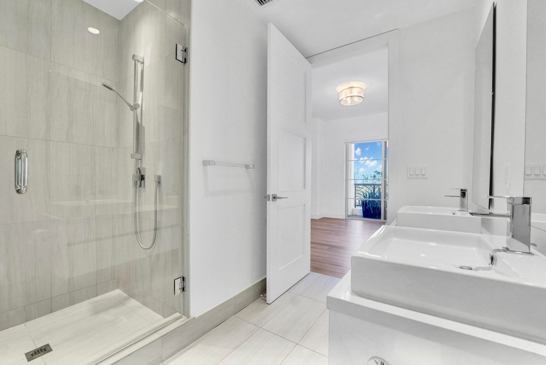 合同活跃: $8,500 (2 贝兹, 2 浴室, 1404 平方英尺)