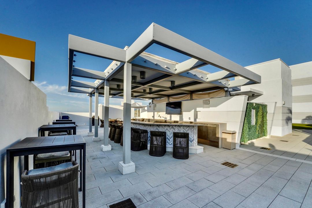 合同活跃: $8,500 (2 贝兹, 2 浴室, 1404 平方英尺)