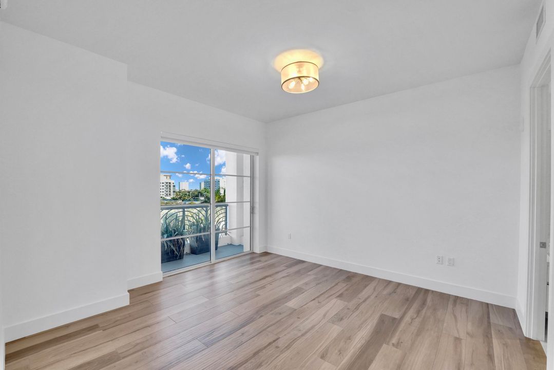 合同活跃: $8,500 (2 贝兹, 2 浴室, 1404 平方英尺)