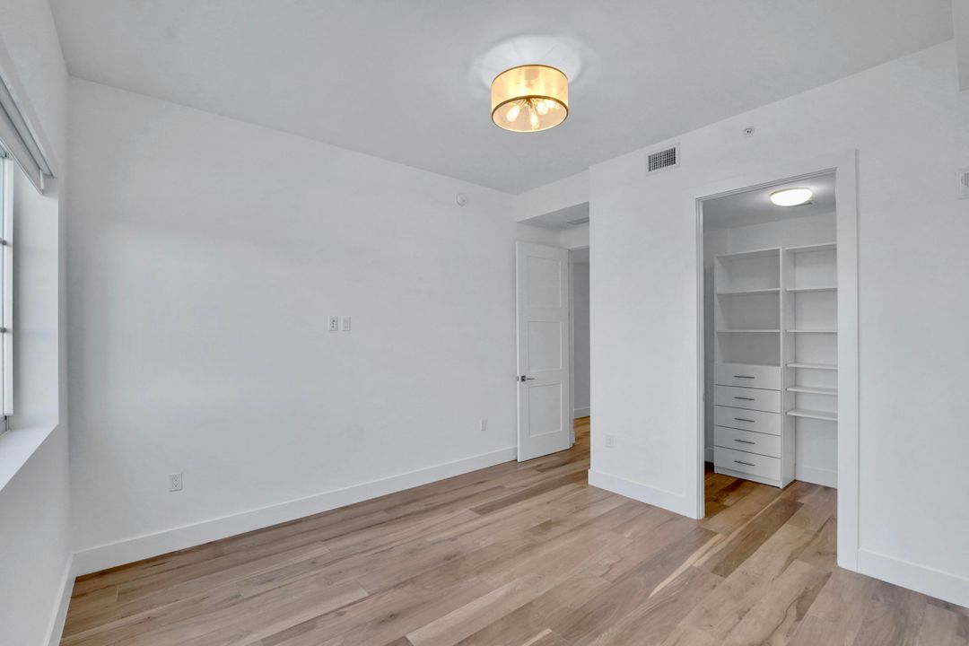 合同活跃: $8,500 (2 贝兹, 2 浴室, 1404 平方英尺)