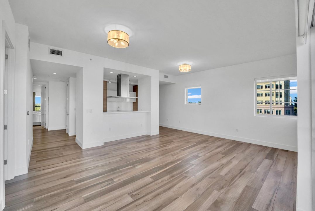 合同活跃: $8,500 (2 贝兹, 2 浴室, 1404 平方英尺)