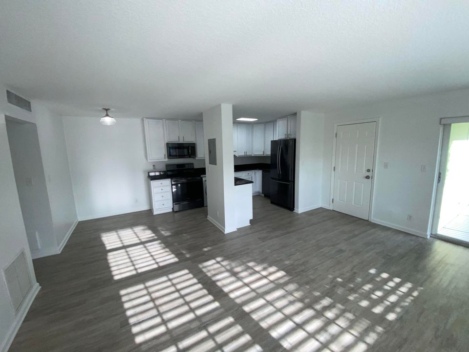 合同活跃: $2,100 (2 贝兹, 2 浴室, 980 平方英尺)