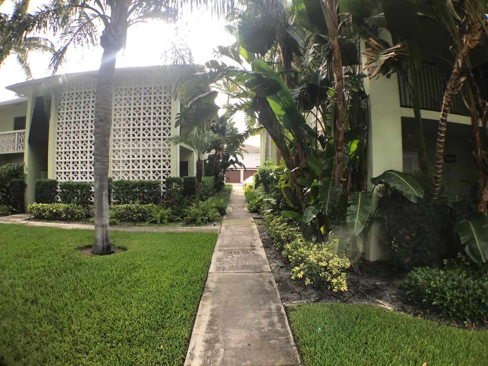 合同活跃: $2,100 (2 贝兹, 2 浴室, 980 平方英尺)