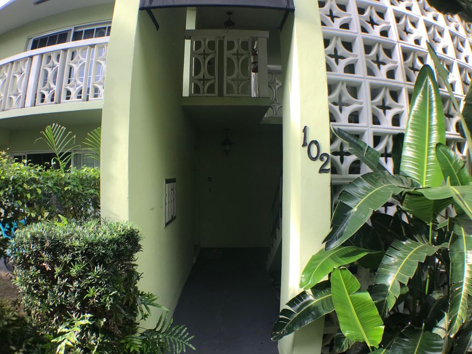 合同活跃: $2,100 (2 贝兹, 2 浴室, 980 平方英尺)