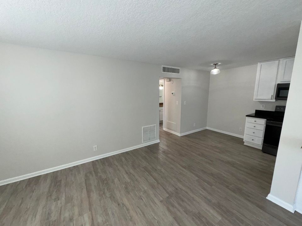 合同活跃: $2,100 (2 贝兹, 2 浴室, 980 平方英尺)