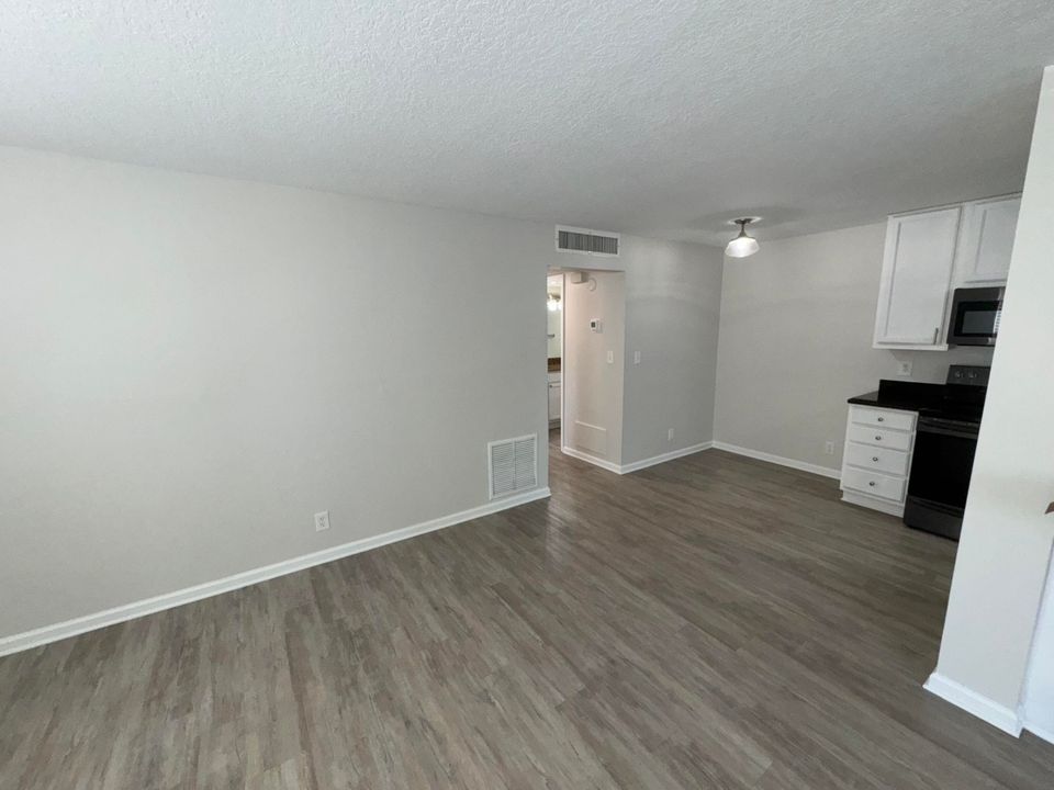 合同活跃: $2,100 (2 贝兹, 2 浴室, 980 平方英尺)