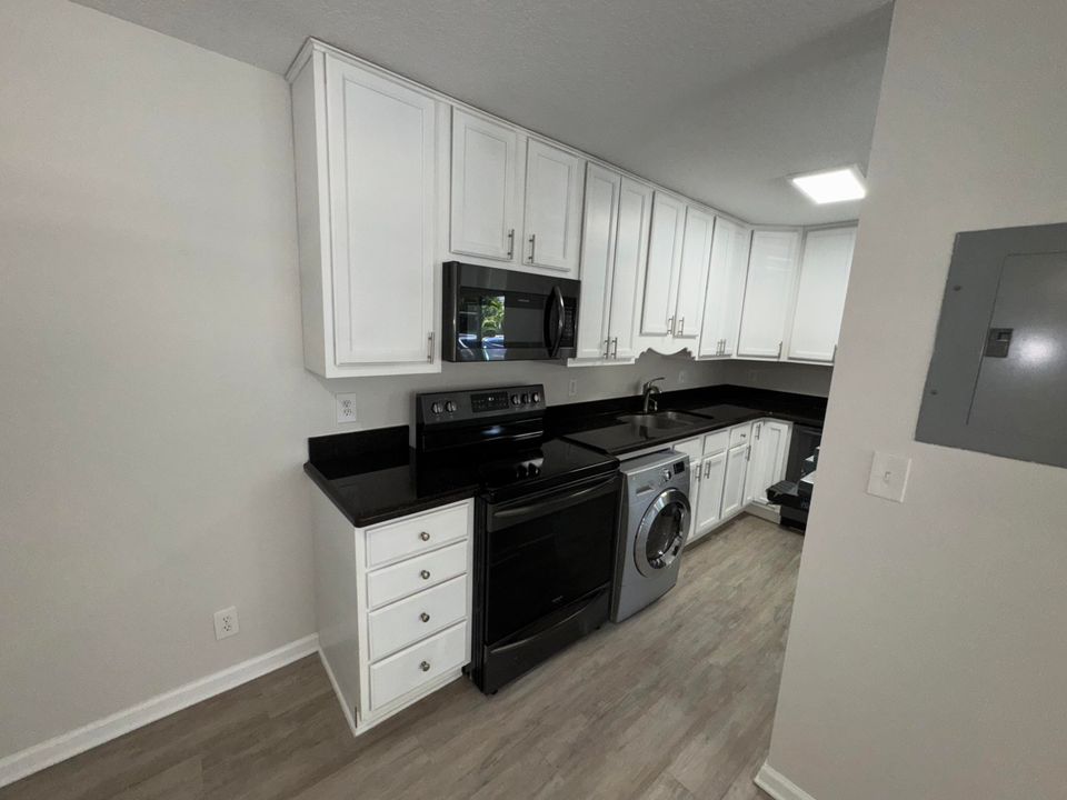 合同活跃: $2,100 (2 贝兹, 2 浴室, 980 平方英尺)