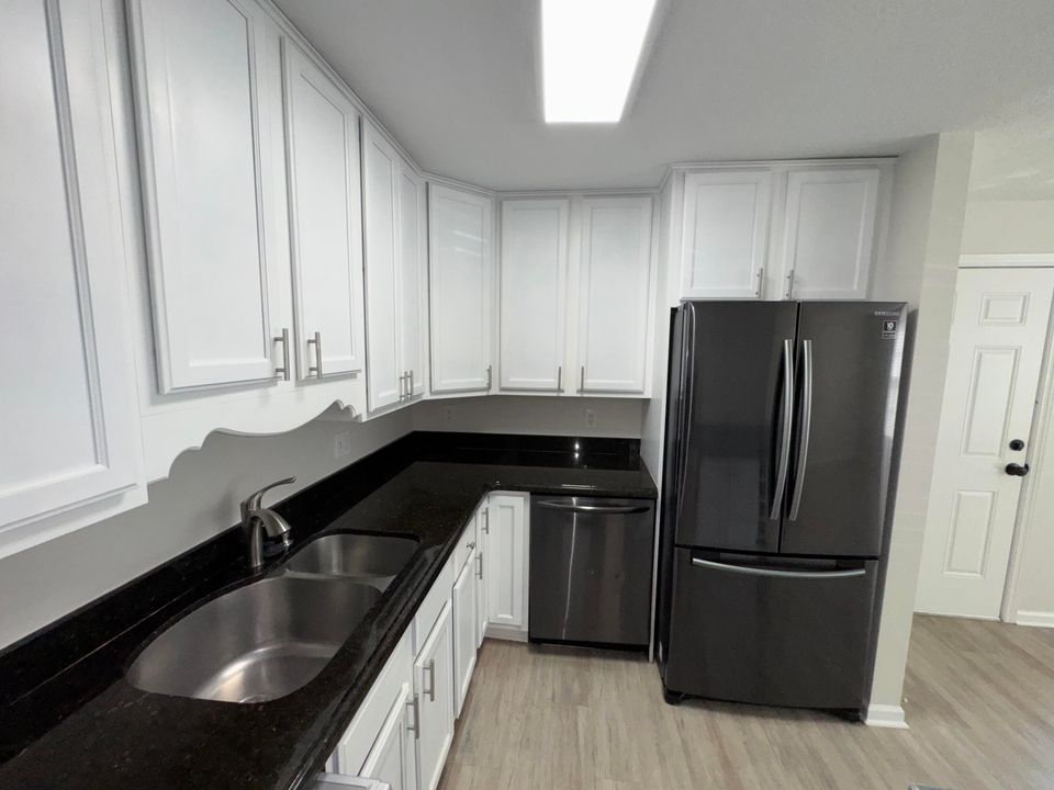 合同活跃: $2,100 (2 贝兹, 2 浴室, 980 平方英尺)