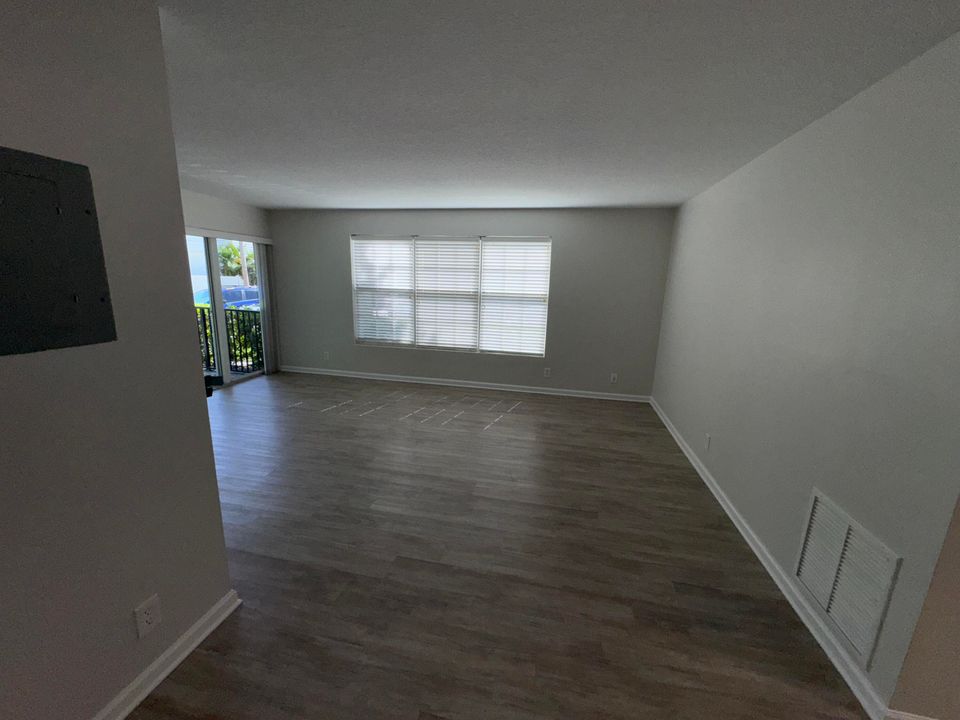 合同活跃: $2,100 (2 贝兹, 2 浴室, 980 平方英尺)