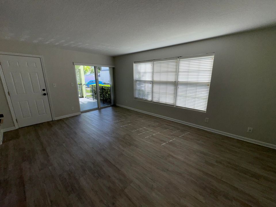 合同活跃: $2,100 (2 贝兹, 2 浴室, 980 平方英尺)