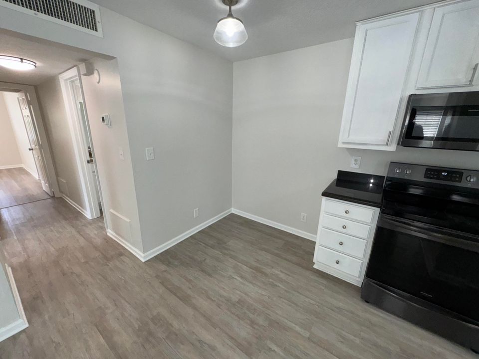 合同活跃: $2,100 (2 贝兹, 2 浴室, 980 平方英尺)