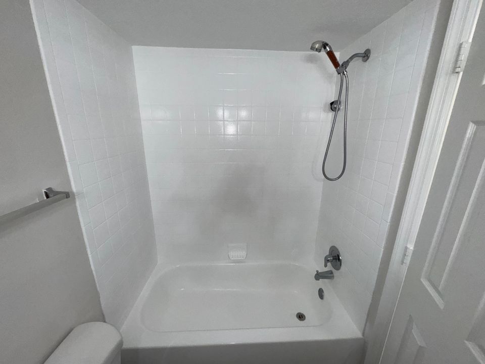 合同活跃: $2,100 (2 贝兹, 2 浴室, 980 平方英尺)