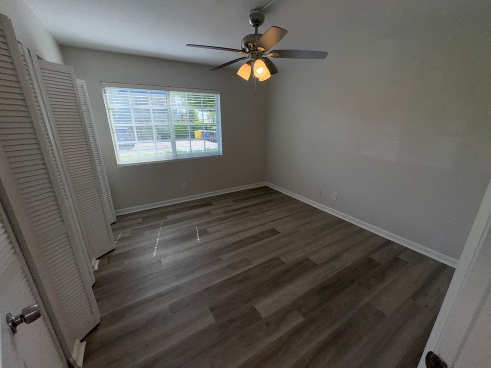 合同活跃: $2,100 (2 贝兹, 2 浴室, 980 平方英尺)