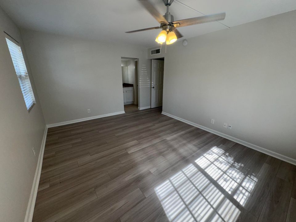 合同活跃: $2,100 (2 贝兹, 2 浴室, 980 平方英尺)