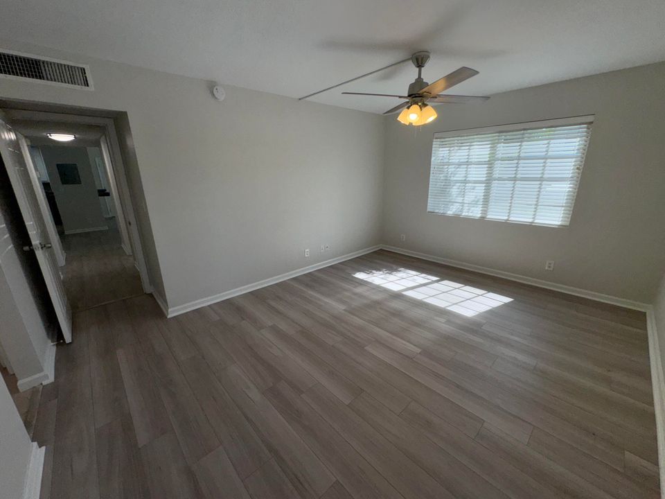 合同活跃: $2,100 (2 贝兹, 2 浴室, 980 平方英尺)