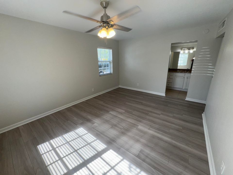 合同活跃: $2,100 (2 贝兹, 2 浴室, 980 平方英尺)