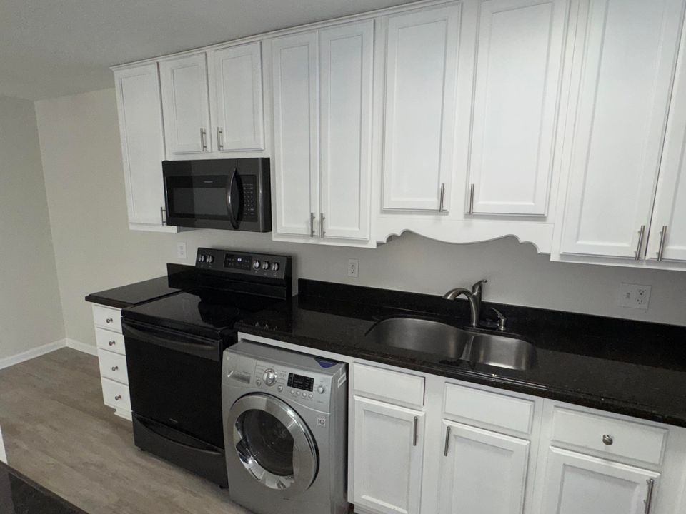 合同活跃: $2,100 (2 贝兹, 2 浴室, 980 平方英尺)