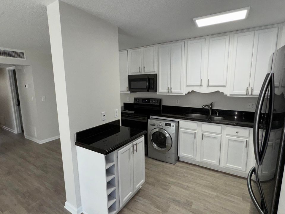 合同活跃: $2,100 (2 贝兹, 2 浴室, 980 平方英尺)