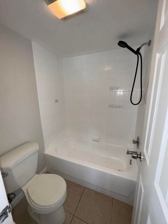 合同活跃: $2,100 (2 贝兹, 2 浴室, 980 平方英尺)