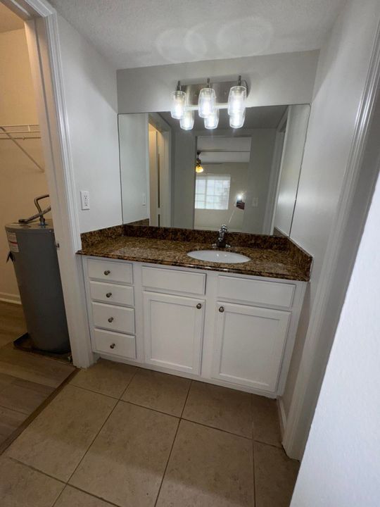 合同活跃: $2,100 (2 贝兹, 2 浴室, 980 平方英尺)