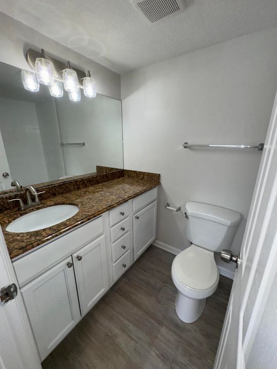 合同活跃: $2,100 (2 贝兹, 2 浴室, 980 平方英尺)