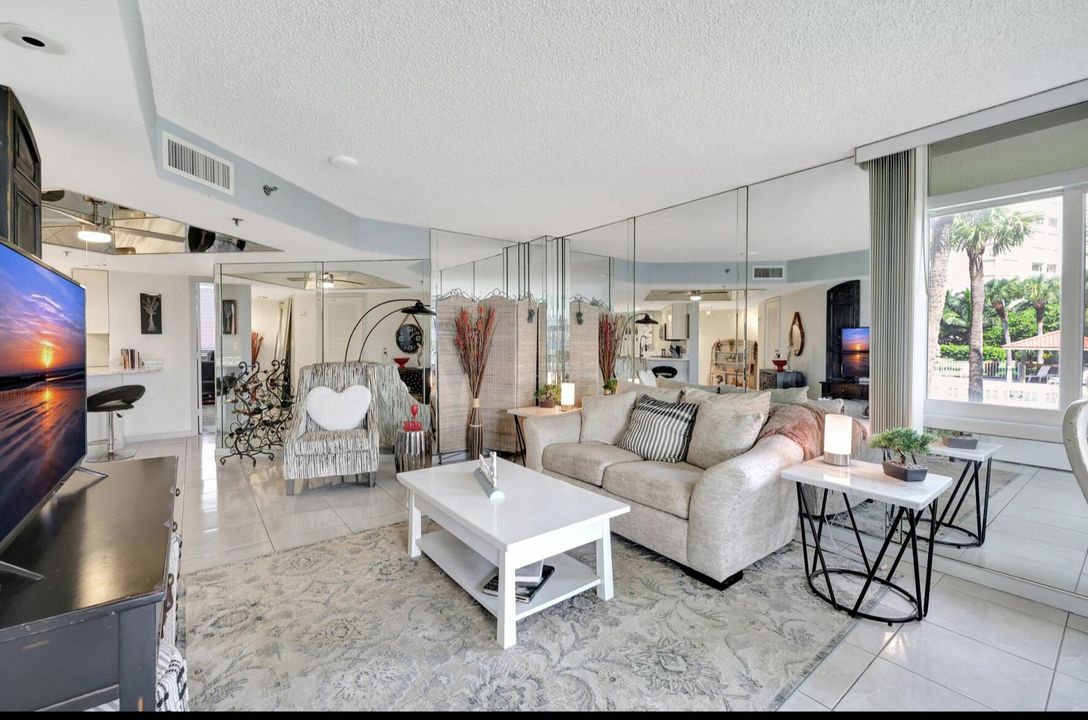 For Rent: $2,800 (2 beds, 2 baths, 1239 Square Feet)