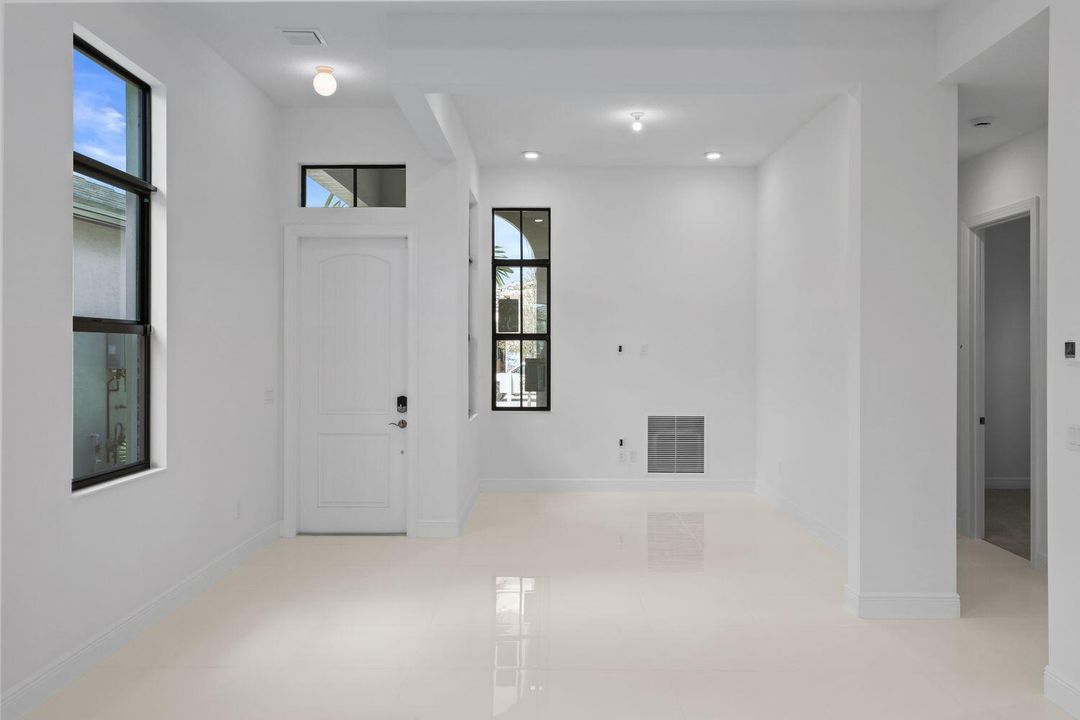 合同活跃: $579,990 (2 贝兹, 2 浴室, 1547 平方英尺)