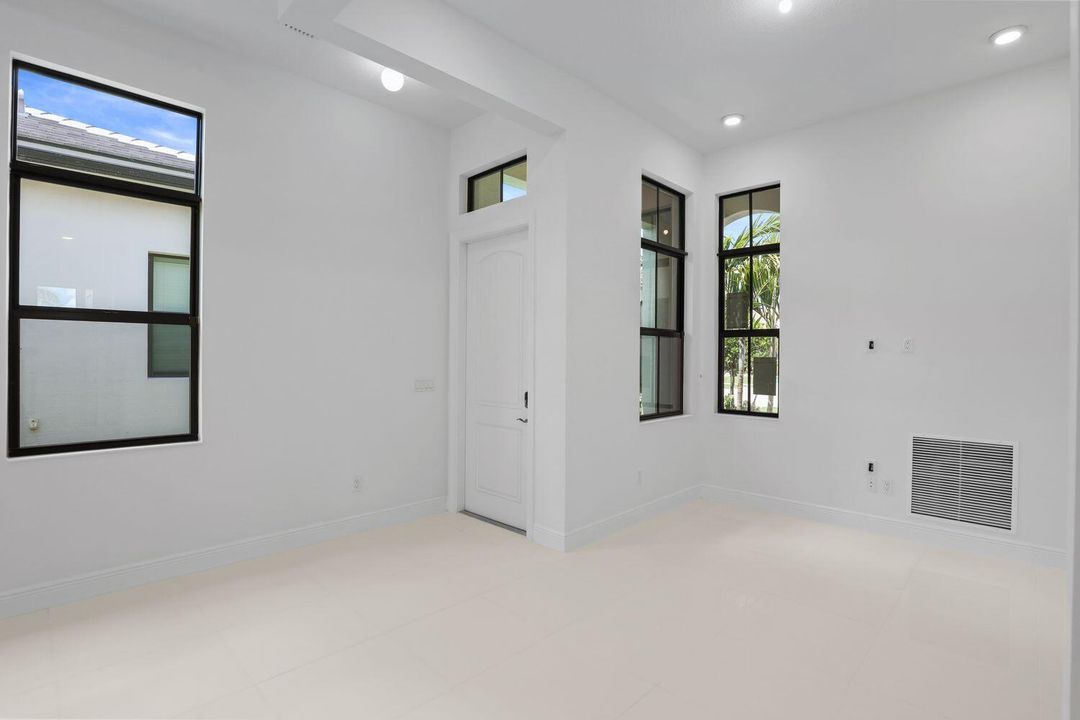 合同活跃: $579,990 (2 贝兹, 2 浴室, 1547 平方英尺)