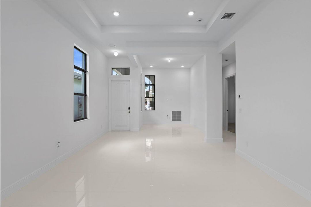 合同活跃: $579,990 (2 贝兹, 2 浴室, 1547 平方英尺)