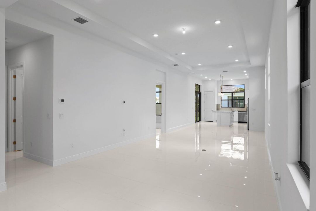 合同活跃: $579,990 (2 贝兹, 2 浴室, 1547 平方英尺)