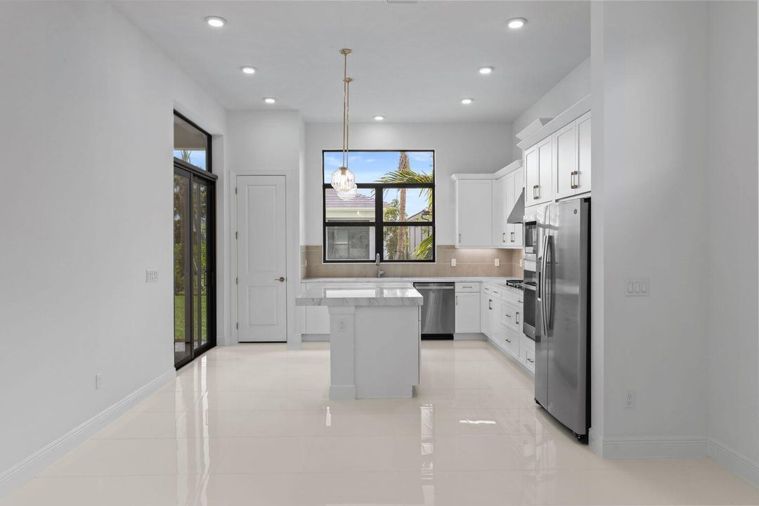 合同活跃: $579,990 (2 贝兹, 2 浴室, 1547 平方英尺)