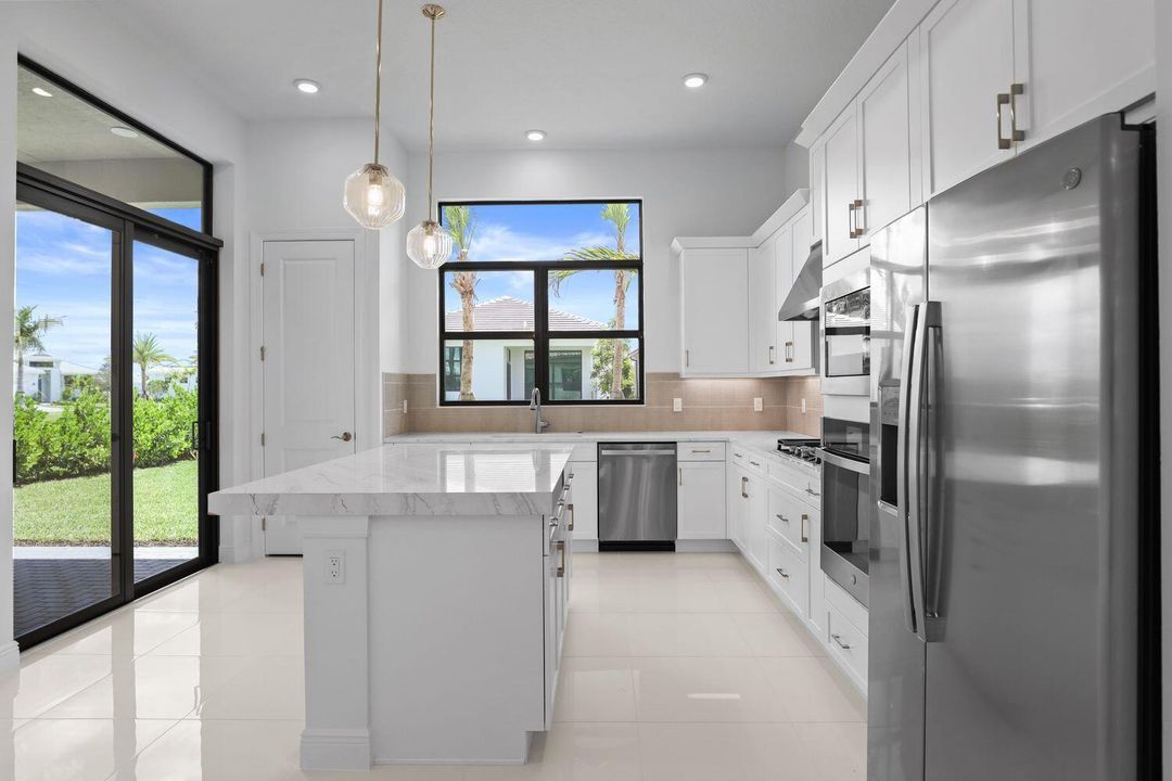 合同活跃: $579,990 (2 贝兹, 2 浴室, 1547 平方英尺)