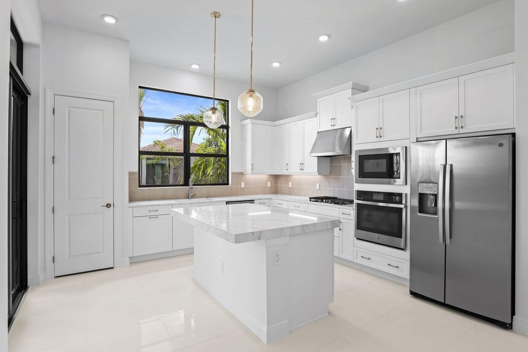 合同活跃: $579,990 (2 贝兹, 2 浴室, 1547 平方英尺)