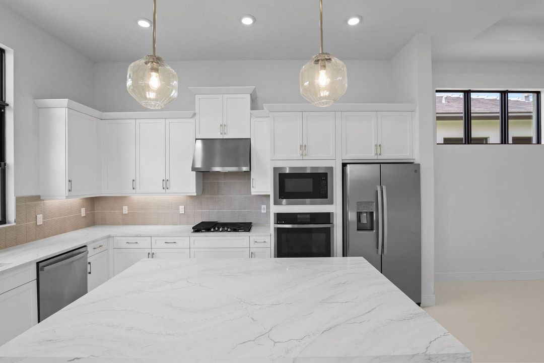 合同活跃: $579,990 (2 贝兹, 2 浴室, 1547 平方英尺)