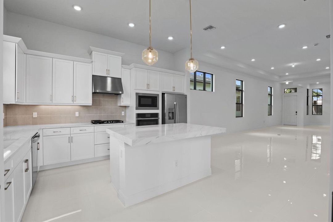 合同活跃: $579,990 (2 贝兹, 2 浴室, 1547 平方英尺)