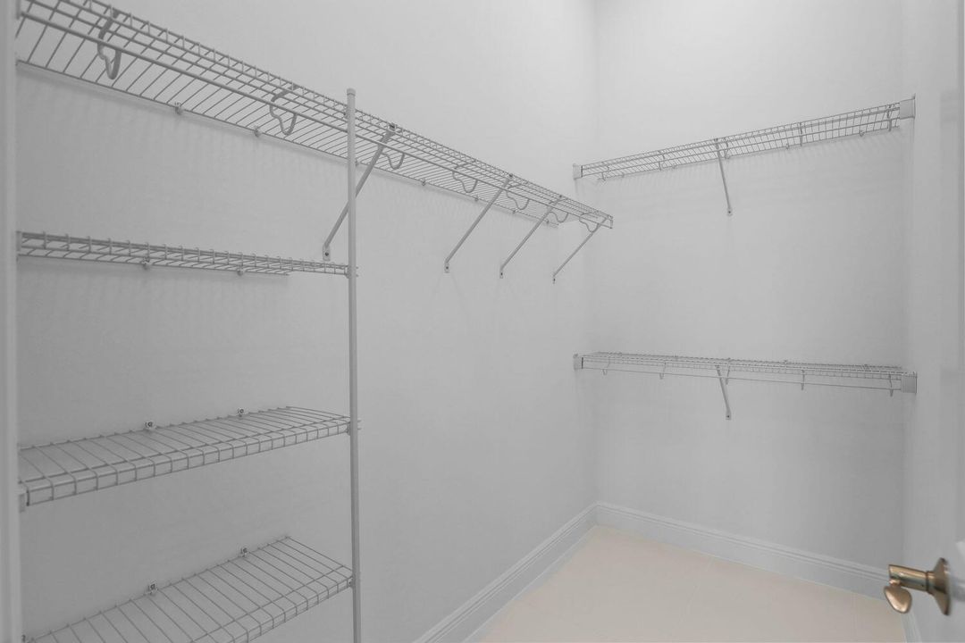 合同活跃: $579,990 (2 贝兹, 2 浴室, 1547 平方英尺)