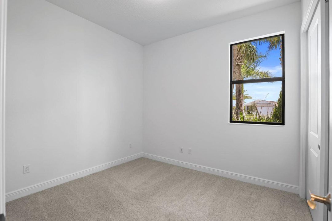 合同活跃: $579,990 (2 贝兹, 2 浴室, 1547 平方英尺)